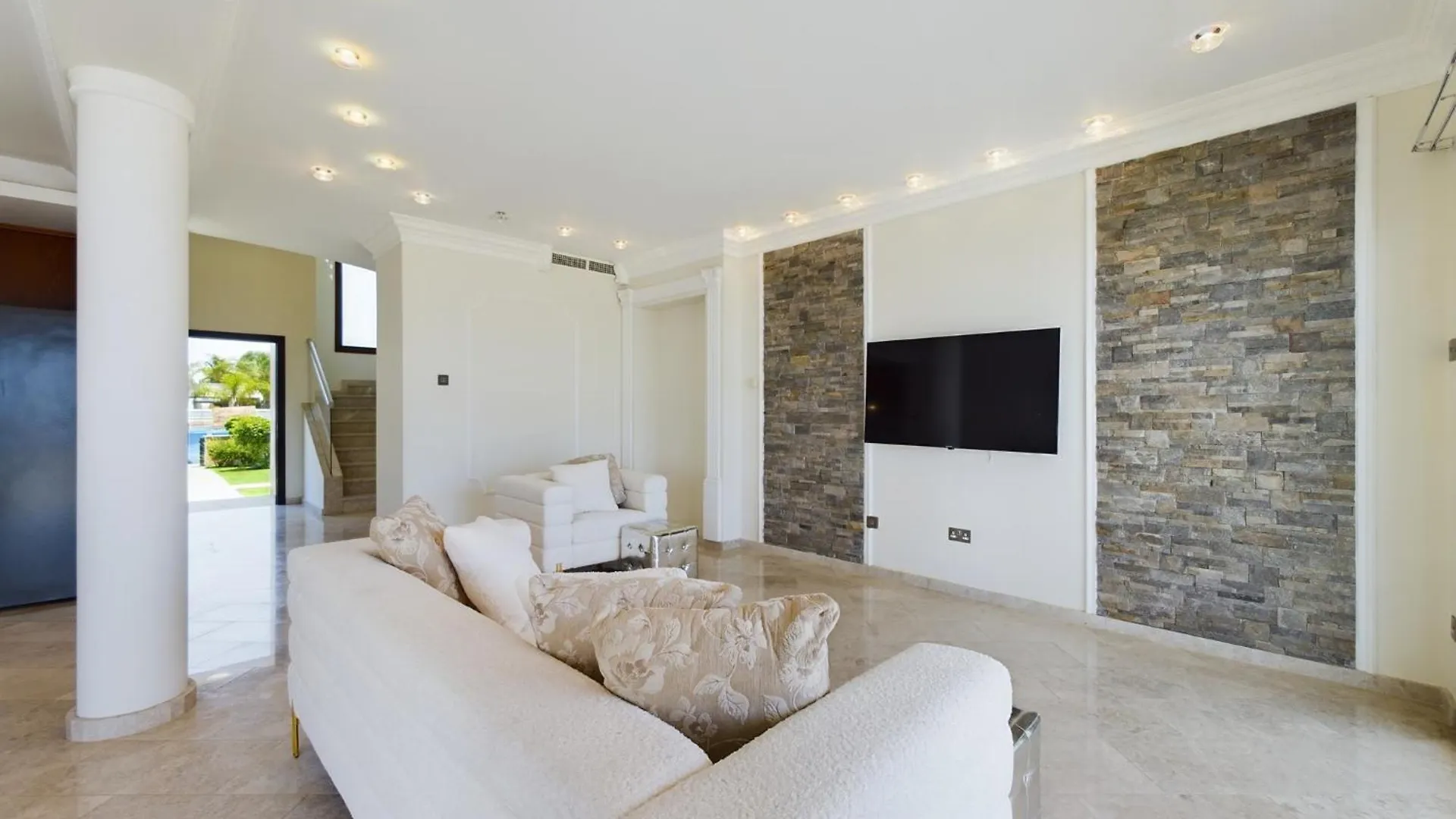 Fabulous Beach Front House With Pool Lárnaka Villa