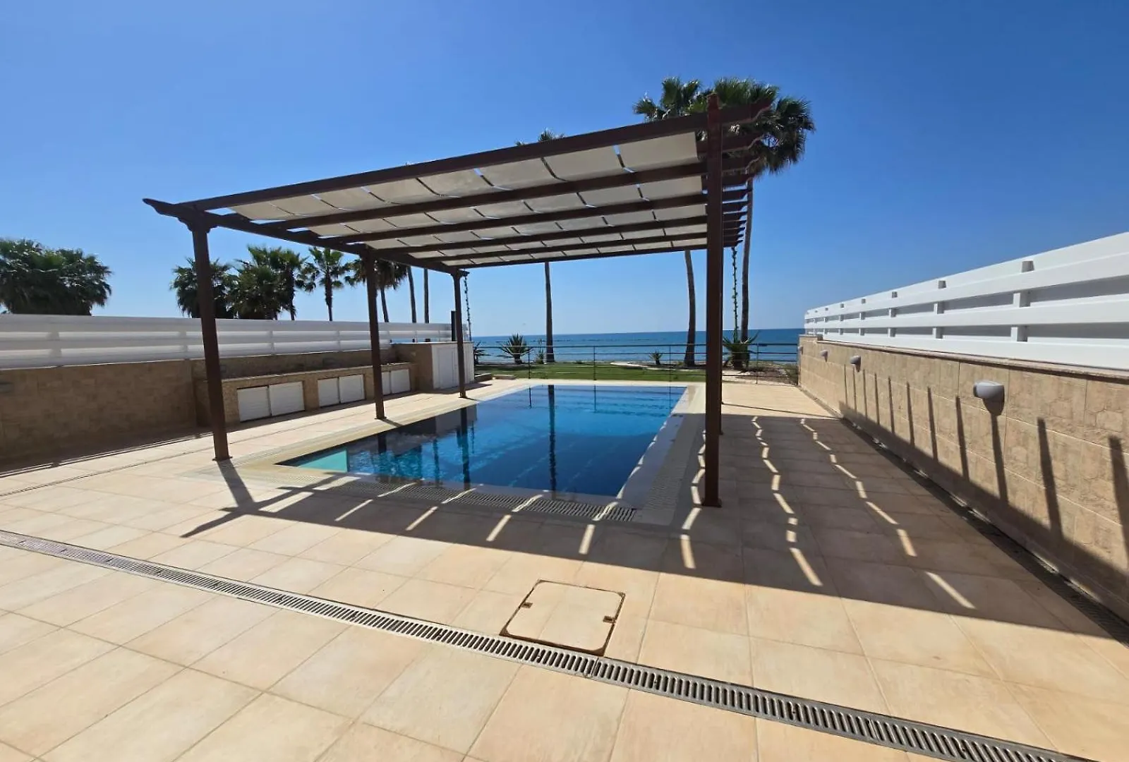 Fabulous Beach Front House With Pool Lárnaka Villa