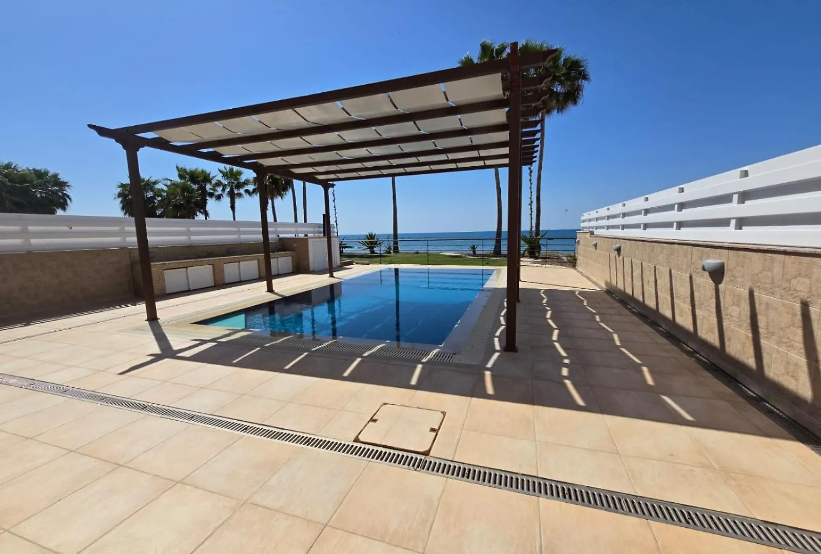 Fabulous Beach Front House With Pool Lárnaka
