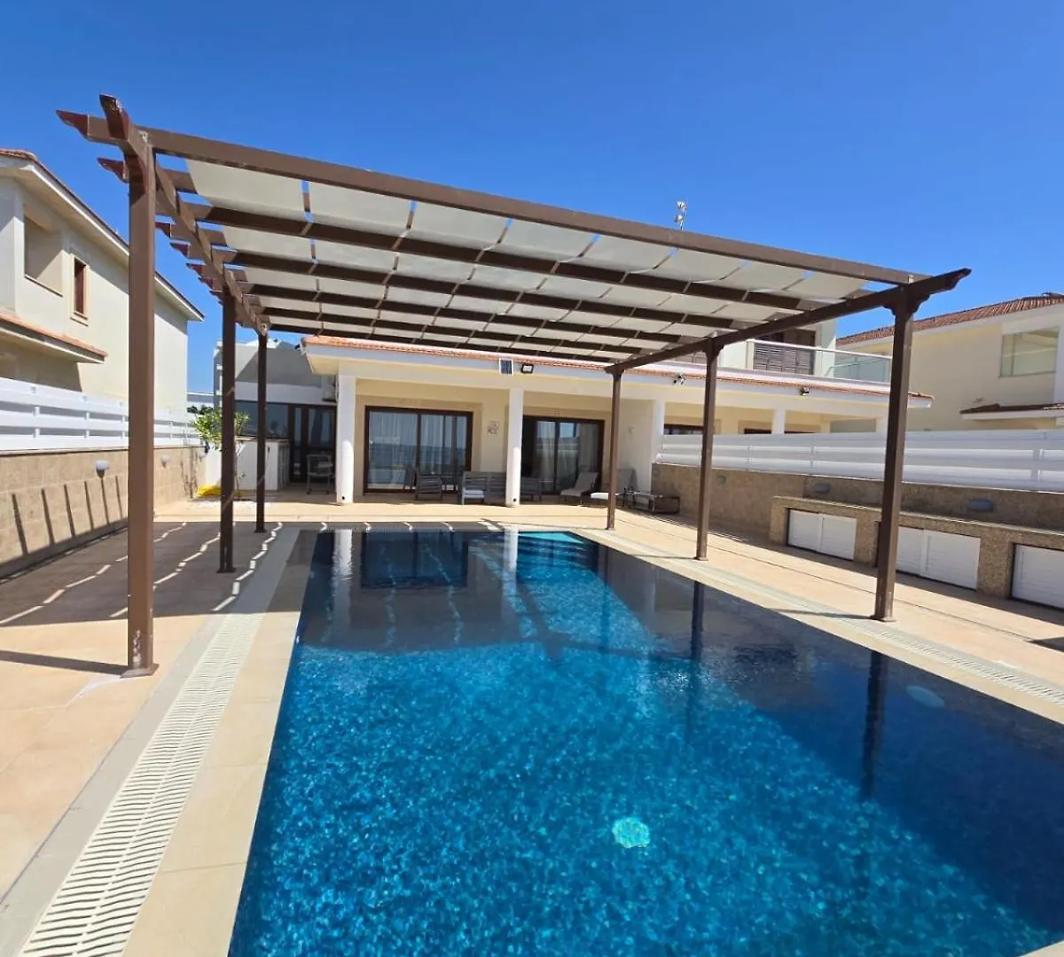 Villa Fabulous Beach Front House With Pool Lárnaka
