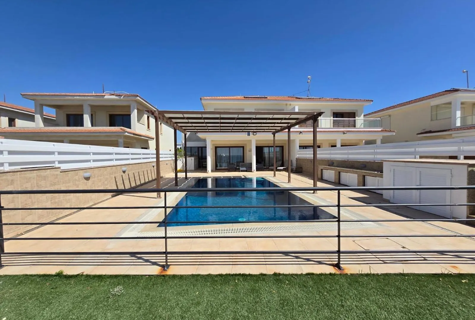 Villa Fabulous Beach Front House With Pool Lárnaka