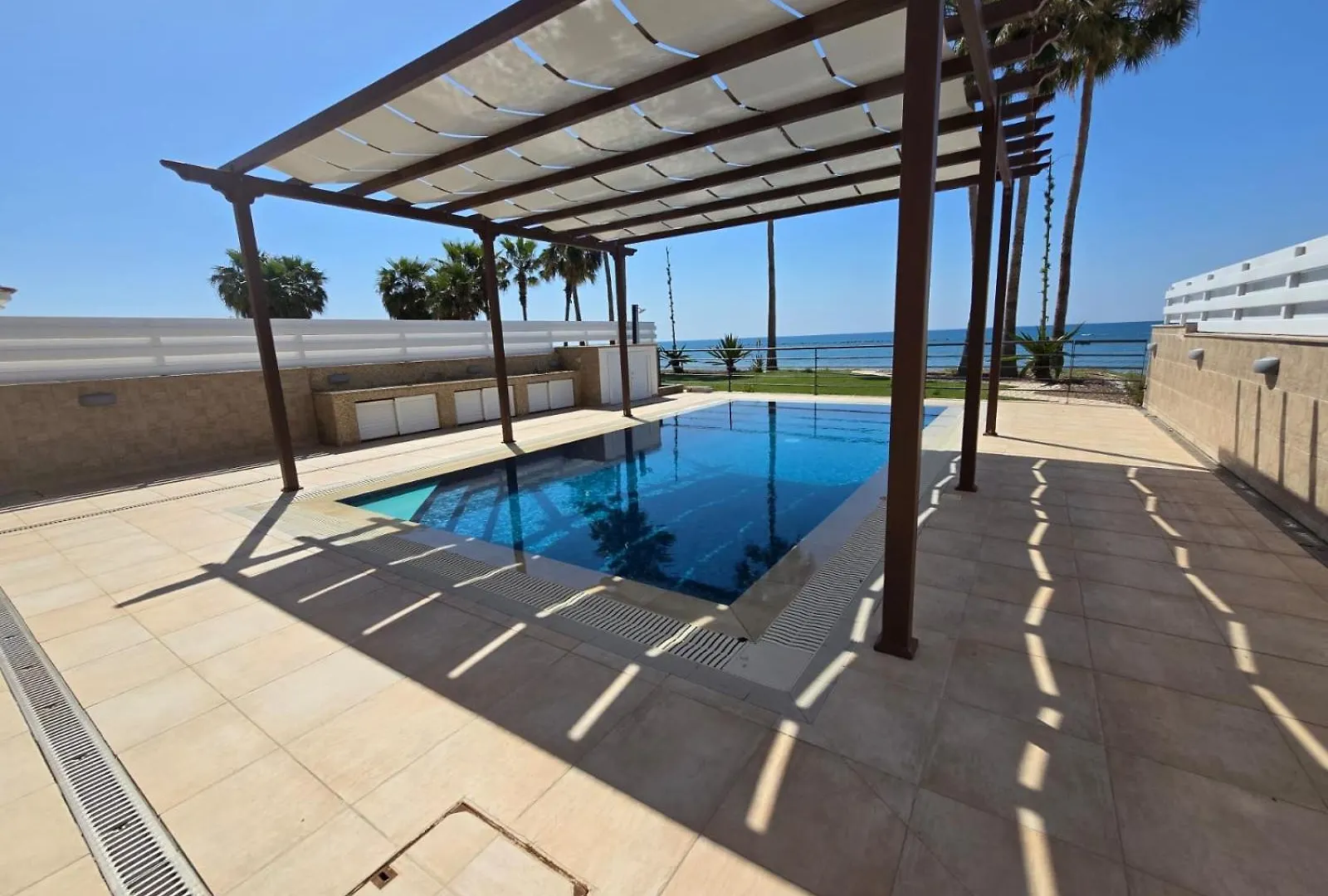 Fabulous Beach Front House With Pool Lárnaka