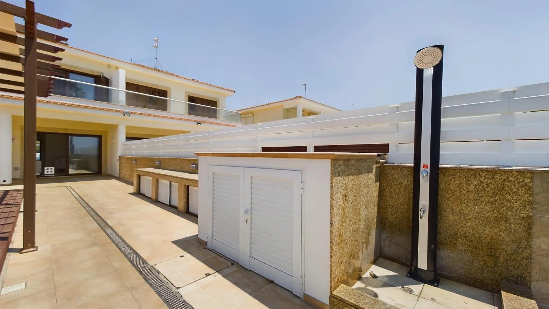 Villa Fabulous Beach Front House With Pool Lárnaka