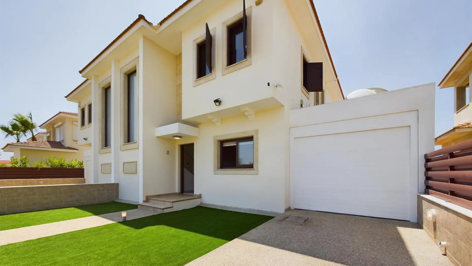 Fabulous Beach Front House With Pool Lárnaka