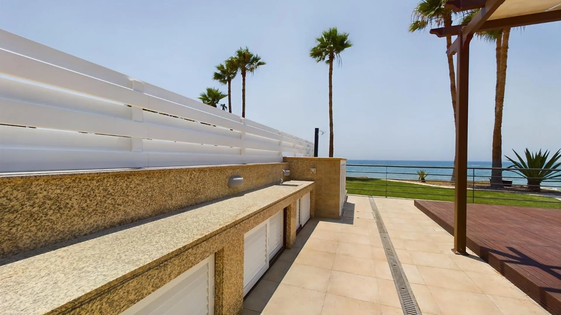 Fabulous Beach Front House With Pool Lárnaka Villa