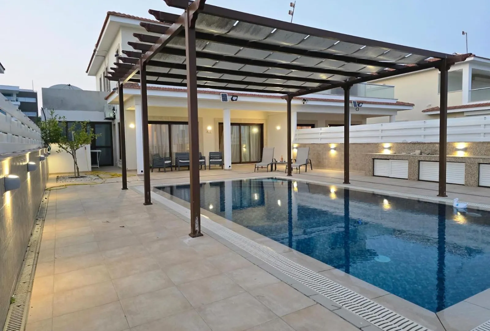 Fabulous Beach Front House With Pool Lárnaka