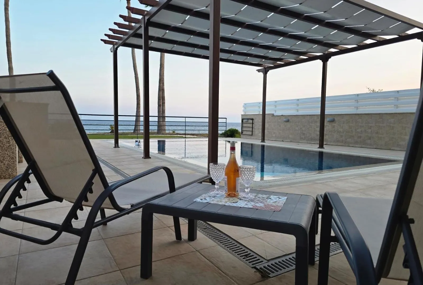 Fabulous Beach Front House With Pool Lárnaka