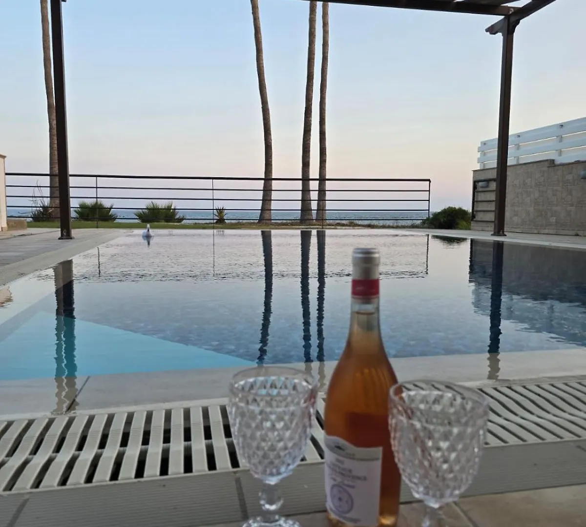 Villa Fabulous Beach Front House With Pool Lárnaka